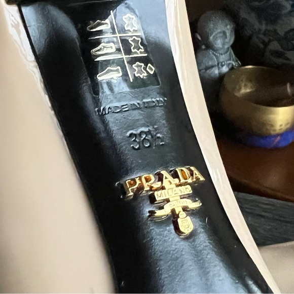 Prada Beige Patent Leather Pointed Toe Bow Pump Heels EU38.5 US8.5 UK5.5 $950 - Picture 12 of 17